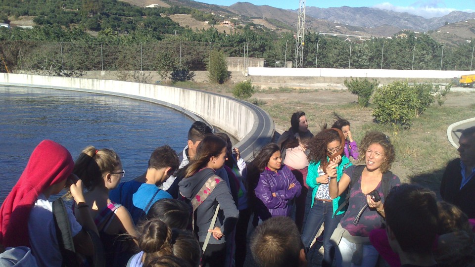 Un centenar de alumnos del IES Puerta del Mar conocieron la EDAR de Almuñécar y el valor medioambiental de la Vega sexitana