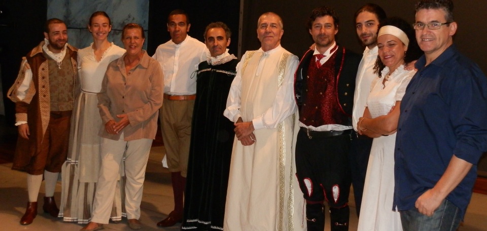 Olga Ruano, concejal delegada de Cultura del Ayuntamiento de Almuñécar, con los actores y director de “El Burlador de Sevilla” en uno de los ensayos