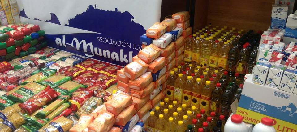 Colecta de alimentos de la Asociación Juvenil Al Munekkab para Cáritas de Almuñécar