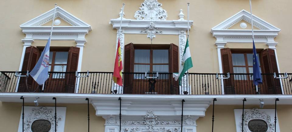 Ayuntamiento de Motril con las banderas a media asta