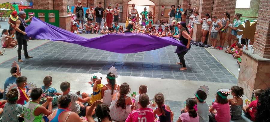 Un centenar de jóvenes y sus familias celebran la clausura de la Escuela Social de Verano con una gymkhana