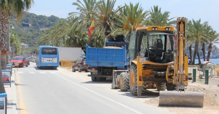 Esta semana se asfaltará el vial de la playa de La Herradura afectado por las obras de canalizaciones
