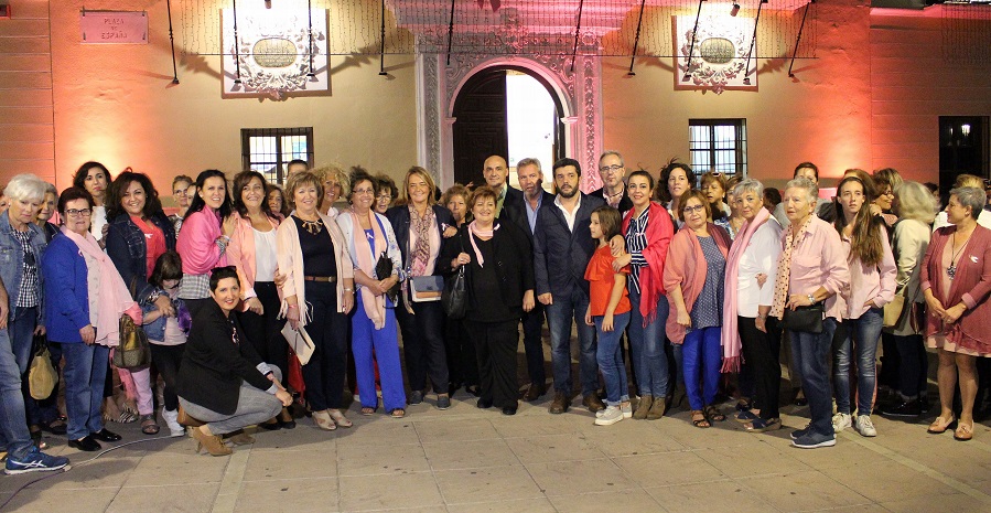 Foto de familia en la plaza de España durante el acto por el Día Mundial del Cáncer de Mama