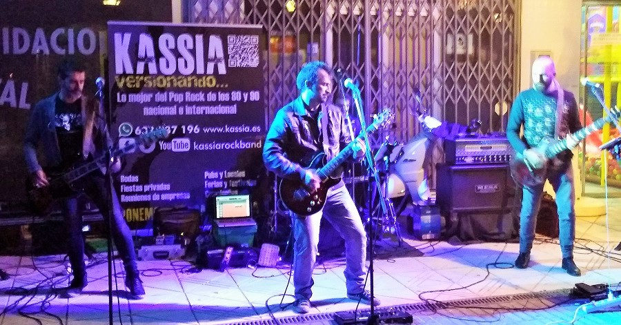 La plaza del Tranvía de Motril vibró a ritmo de rock de la mano de Kassia y sus electrizantes covers