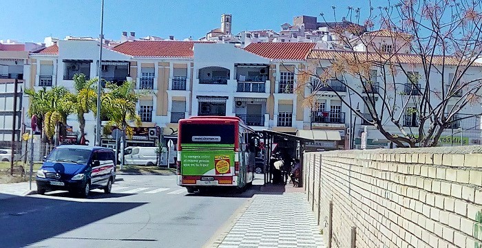 El PP de Salobreña critica el estado de la parada de autobús de la Villa