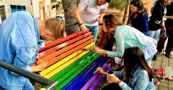 Juventudes Socialistas pintará uno de los bancos del parque de los Pueblos de América con la bandera arco iris.jpg