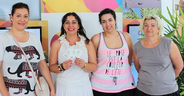 Alicia Crespo junto a las ganadoras del sorteo de entradas para Niña Pastori.jpg
