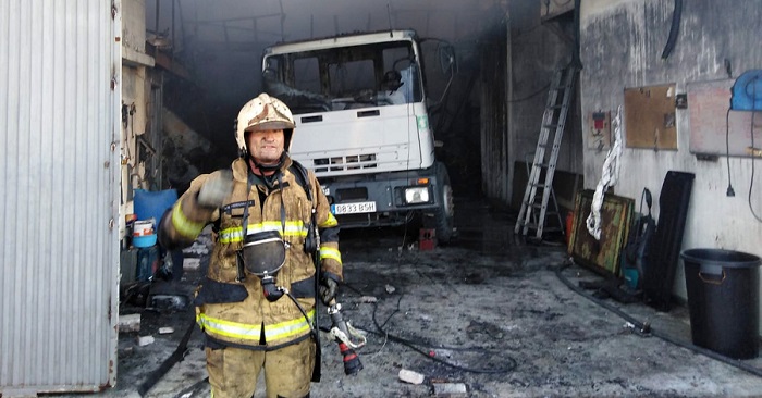 Los Bomberos de Motril extinguen el incendio declarado esta mañana en una nave situada en el Camino de la China.jpg