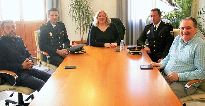 Flor Almón recibe al nuevo comisario jefe de la Policía Nacional en Motril, Juan de Dios Piedra.jpg