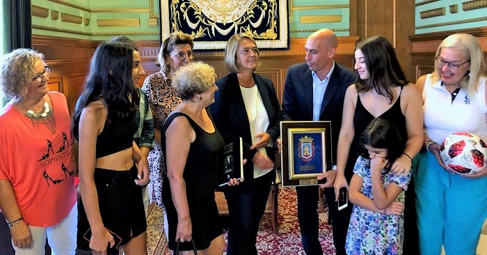 La alcaldesa recibe al presidente de la Real Federación Española de Fútbol en nombre de la ciudad de Motril.jpg