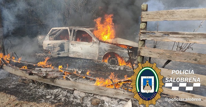 Un vehículo calcinado en un incendio declarado en una parcela de Salobreña.jpg