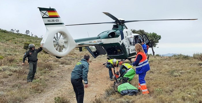 Evacuan en helicóptero a una mujer herida tras sufrir un accidente de parapente en Lentegí.jpg