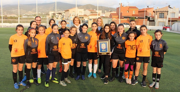 La alcaldesa anima al Club Deportivo a seguir reforzando y proyectando la cantera del fútbol femenino en Motril