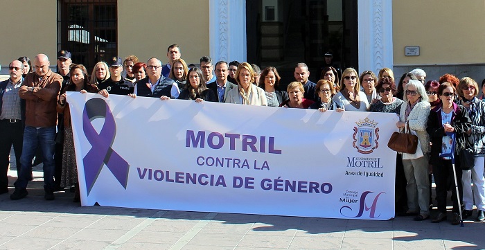 Motril guarda un minuto de silencio contra la violencia machista tras el asesinato de una mujer en Granada