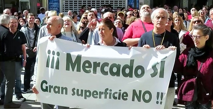 Vecinos de Almuñécar se concentran en solidaridad con los trabajadores y comerciantes del Mercado